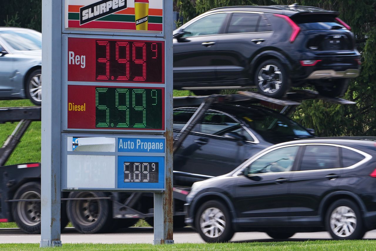 지난 26일 미국 펜실베이니아의 주유소에 갤런당 휘발유 가격 3.99달러가 표시돼 있다. [AP=연합뉴스]