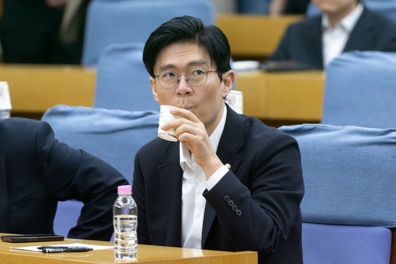 30일 서울 여의도 국회 의원회관에서 열린 '정책 2830' 창립총회 및 기조강연에서 조정훈 국민의힘 의원이 물을 마시고 있다. 2026.3.30