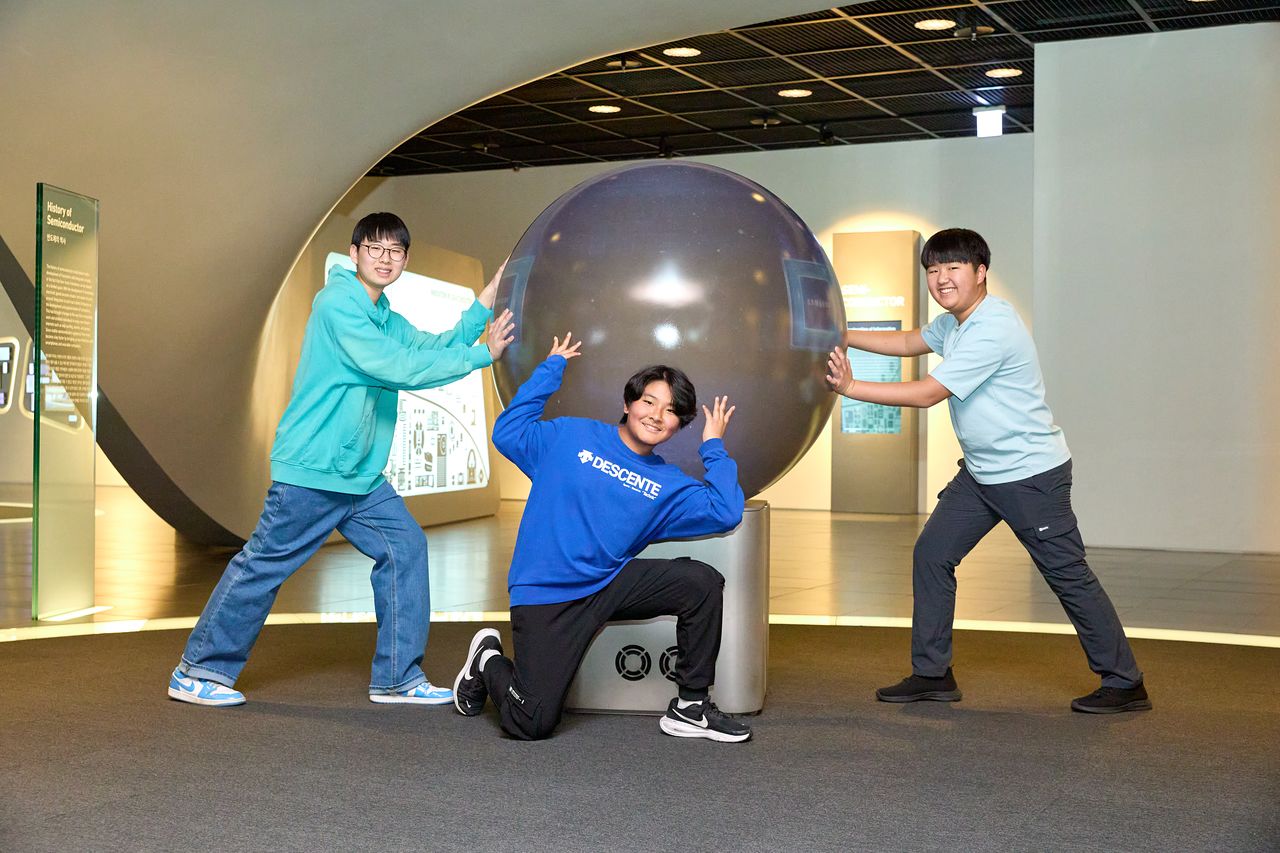 인공지능이 발전함에 따라 반도체의 가치와 중요성이 더 커질 것이라는 예측을 시각화한 모형 앞에서 포즈를 취한 서진하·심믿음·이시온(왼쪽부터) 학생기자