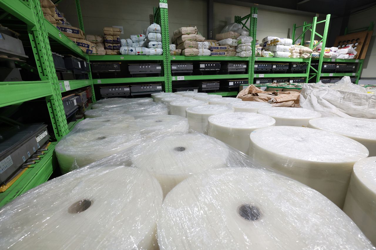 미국·이스라엘과 이란 간 전쟁 장기화로 인해 비닐·플라스틱의 핵심 원료인 '나프타' 등 석유화학 제품 수급이 불안정해지면서 '비닐·플라스틱 대란' 우려가 확산하고 있다. 지난 27일 경기 광주시에 위치한 한 플라스틱 기업 공장 원료창고의 모습. 뉴스1