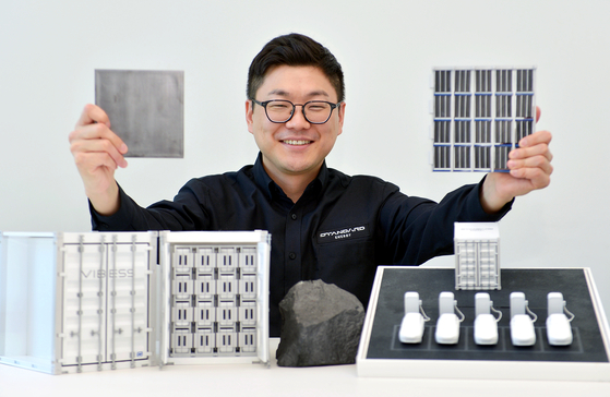 김부기 스탠다드에너지 대표가 바나듐이온배터리 셀을 들어보이고 있다. 김성태 객원기자.