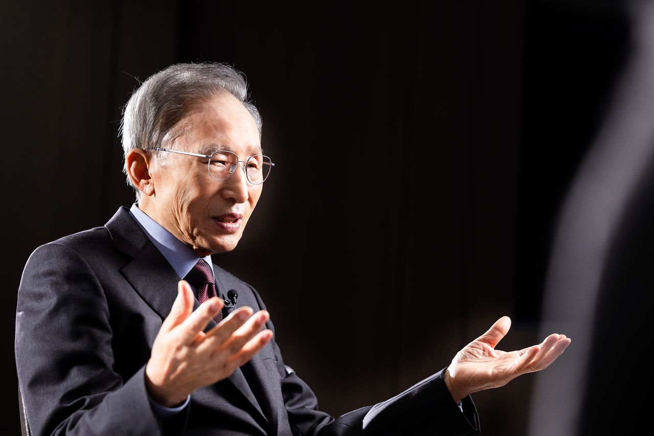 이명박 전 대통령이 20일 서울 서초동 개인 사무실에서 중앙일보와 인터뷰하고 있다. 권혁재 사진전문기자