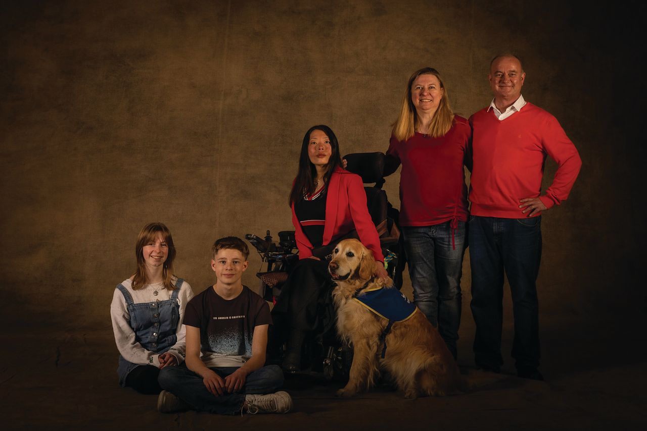 반려견과 찍은 가족사진. 입양가정으로 추정되는 이들의 옆에는 안내견이 가족의 일원으로 당당하게 자리 잡고 있다.