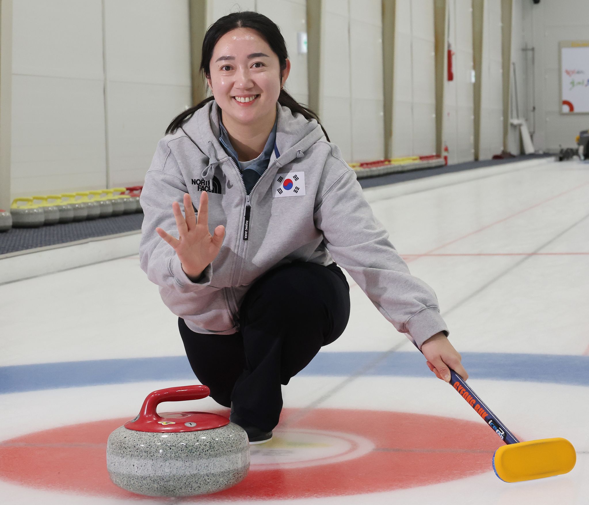2018년 평창 올림픽 컬링 열풍 주인공 김영미는 최근 은퇴를 선언했다. 고향 의성초 코치로 새출발한다. 송봉근 객원기자