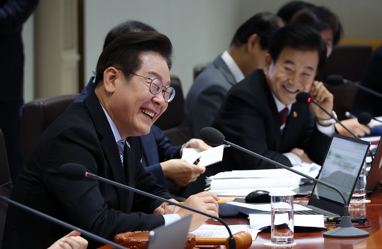 이재명 대통령이 지난해 9월 2일 용산 대통령실에서 열린 국무회의에서 정동영 통일부 장관의 발언에 웃음을 보이고 있다. 연합뉴스