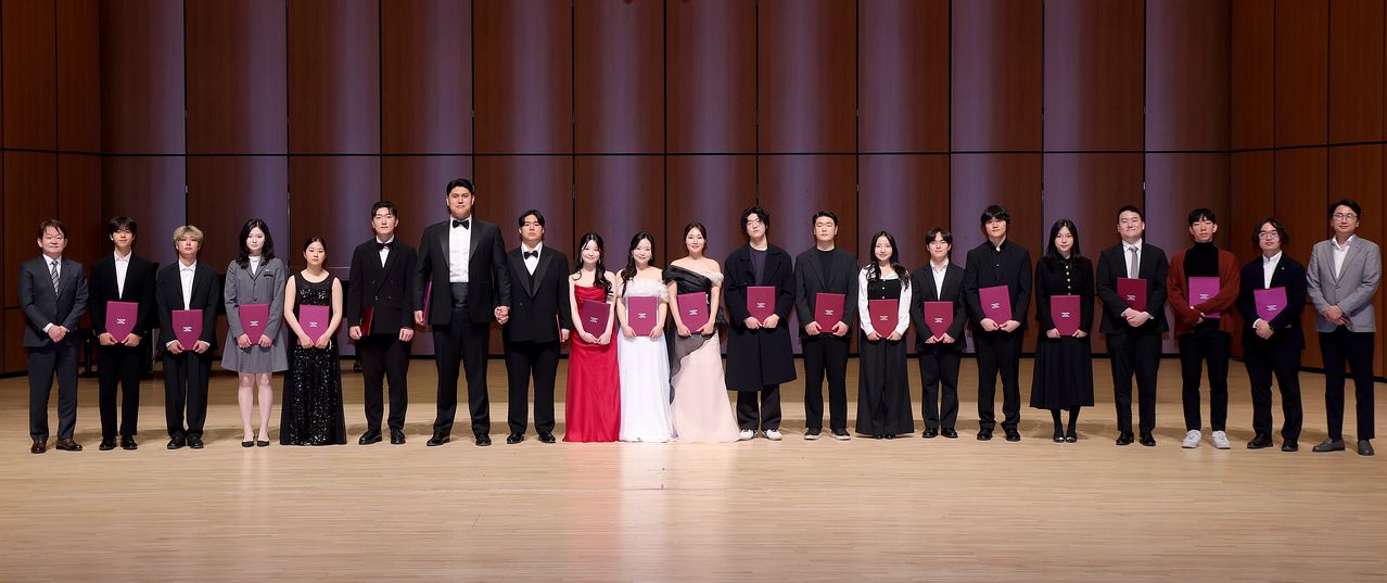 제52회 중앙음악콩쿠르 시상식이 27일 서울아트센터 도암홀에서 열렸다. 왼쪽부터 박장희 중앙일보 대표이사, 피아노 부문 1위 안태현, 2위 강주안, 바이올린 부문 2위 김현정, 3위 박주하, 성악(남) 부문 3위 박우현, 2위 박성민, 1위 정강한, 성악(여) 부문 1위 박채원, 2위 차원서, 3위 이윤재, 첼로 부문 1위 조이한, 3위 김명진, 이윤지, 클라리넷 부문 1위 김대현, 2위 이지민, 3위 조수아, 작곡 부문 2위 권정수, 3위 권영석, 박건원, 이경수 세라젬 대표이사. 장진영 기자