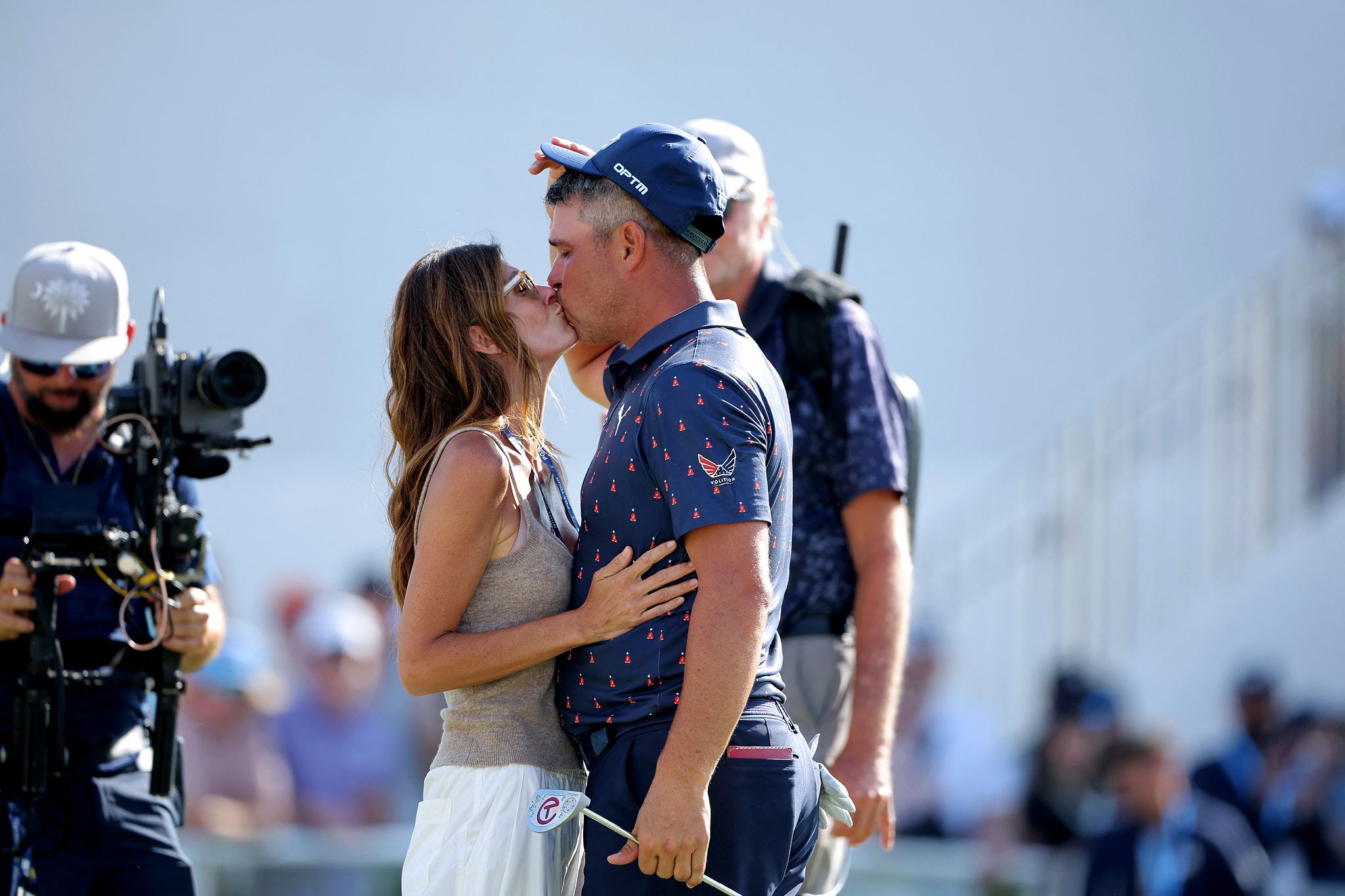 우승 직후 아내 개비(왼쪽)와 입맞추는 우들런드. 부부는 한 마음으로 뇌종양 투병 과정을 극복했다. 로이터=연합뉴스