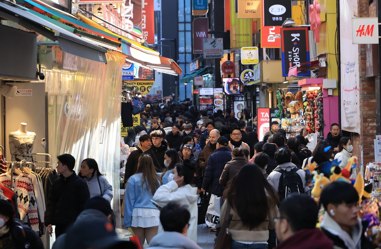 인파로 붐비는 서울 명동거리. 연합뉴스