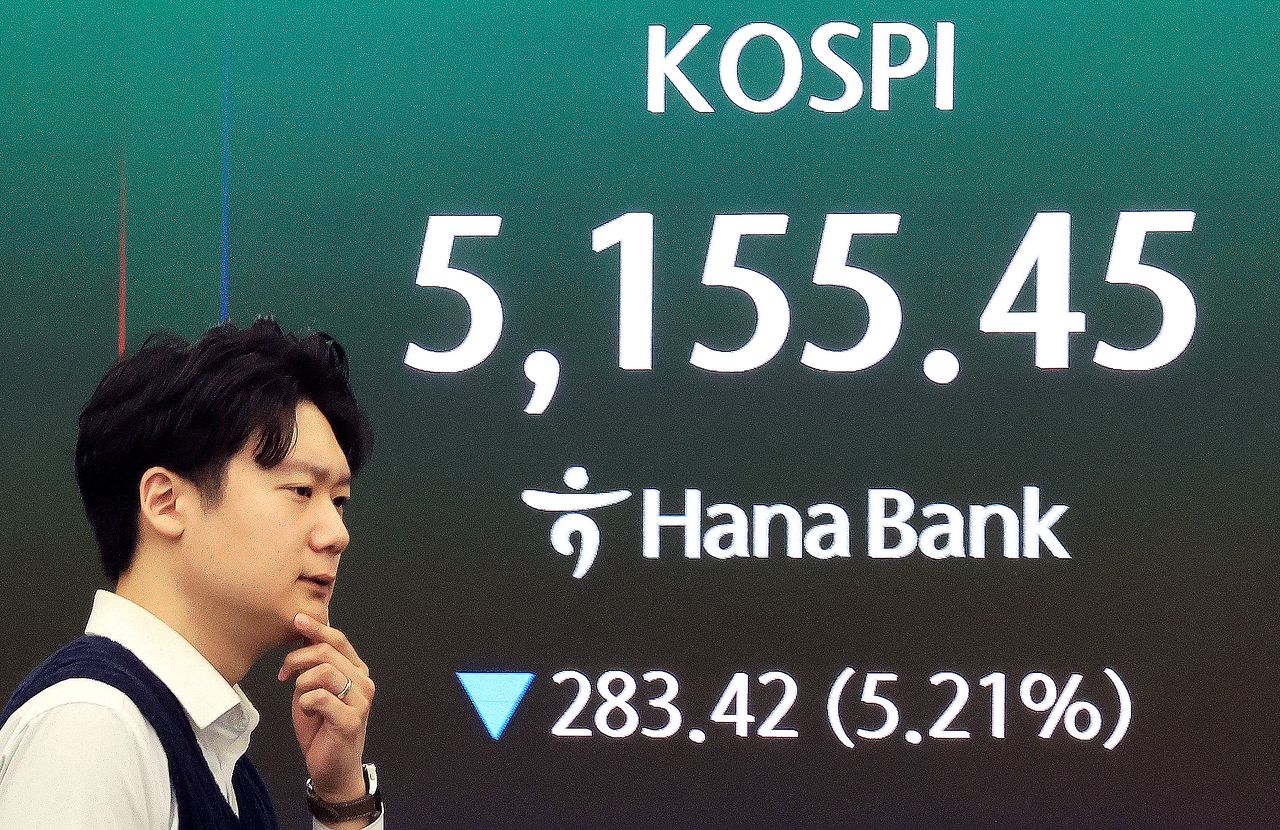  30일 서울 중구 하나은행 딜링룸 전광판에 증시 시황이 표시되고 있다. 이날 코스피는 전 거래일 대비 257.07포인트(4.73%) 내린 5181.8로, 코스닥 지수는 39.74포인트(3.48%) 하락한 1101.77로 개장했다. 원·달러 환율은 전거래일 대비 6.5원 오른 1515.40원에 거래되고 있다. 2026.3.30/뉴스1