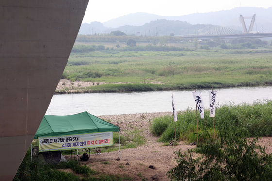환경단체들로 구성된 '보 철거를 위한 금강 낙동강 영산강 시민행동'이 금강 세종보 상류 한두리대교 아래서 세종보 해체 등을 담은 4대강 재자연화를 이행하라고 정부에 촉구하고 있다.연합뉴스