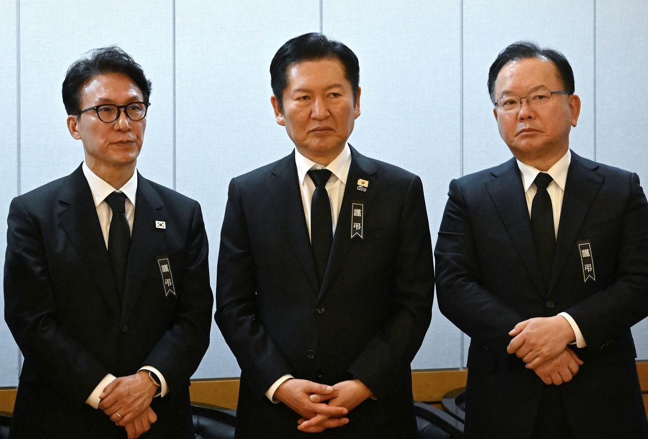 김 전 총리(오른쪽)가 지난 1월 7일 서울 종로구 서울대학교병원 장례식장에 마련된 이해찬 전 국무총리의 빈소에서 김민석 국무총리(왼쪽부터), 더불어민주당 정청래 대표와 조문객을 맞이하는 모습. 김 전 총리는 인터뷰에서 "현역에서 뛰기보다는 국가 원로로서 공동체에 대한 조언, 가끔 정치권에 쓴소리도 하는 선배 역할을 하려고 했는데, 선후배들의 지속적인 요청을 끝내 외면하기 어려웠다"고 했다. 연합뉴스