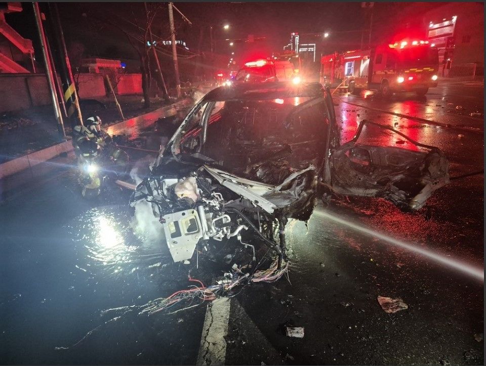 30일 밤 충남 보령시 원평교차로 인근에서 추돌 사고 후 불에 탄 전기자동차. 보령소방서 제공