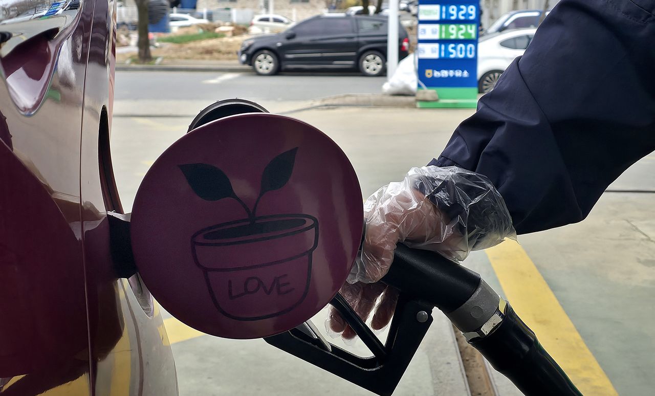 중동 전쟁 장기화 조짐으로 모든 석유제품 가격이 급등하고 있는 가운데 30일 오후 대전의 한 주유소 휘발유와 경유 가격이 리터당 2000원에 육박하고 있다. 주유소를 찾은 운전자가 차량에 기름을 넣고 있다. 김성태 객원기자