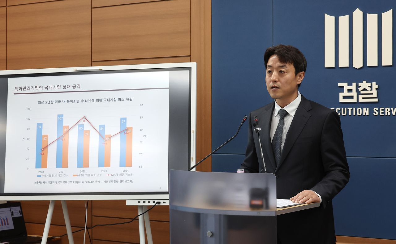 박경택 서울중앙지검 정보기술범죄수사부 부장검사가 지난 9일 서울 서초구 서울고등검찰청 브리핑룸에서 삼성전자 특허 관련 기밀정보 유출사건 수사 결과를 발표하는 모습. 연합뉴스