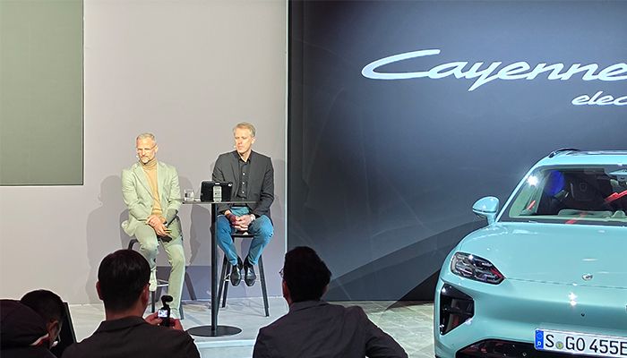 디르크 브리첸 포르쉐 디렉터(오른쪽)과 마이크 비엔쾨터 포르쉐 홍보담당이 21일(현지시간) 스페인 카탈루냐주에서 열린 글로벌 미디어 드라이빙 행사장에서 '카이엔 일렉트릭'을 소개하고 있다. 카탈루냐=고석현 기자