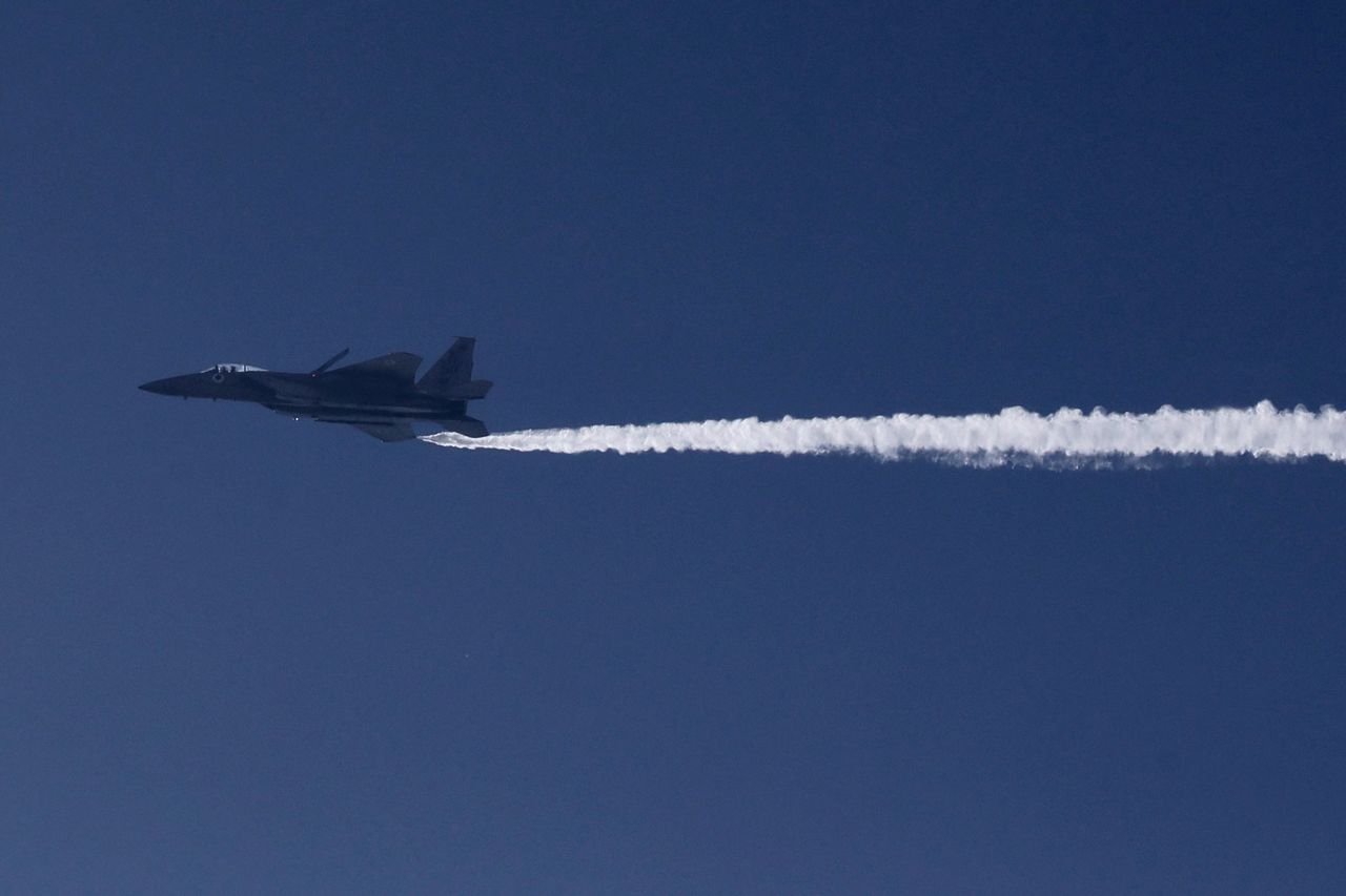 현지시간 30일, 이스라엘 공군의 F-15 전투기가 이스라엘 중부 상공을 비행하고 있다. EPA=연합뉴스