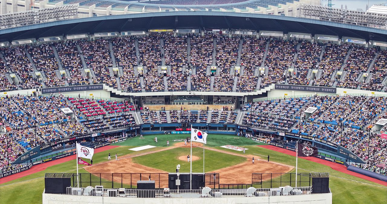 29일 서울 송파구 잠실야구장에서 열린 '2026 신한 SOL KBO리그' KT 위즈와 LG 트윈스의 경기를 찾은 수많은 야구팬들이 열정적인 응원을 펼치고 있다. 한국야구위원회(KBO)는 이날 “주말 이틀간 전국 5개 구장에서 열린 개막 시리즈가 전 경기 매진을 기록했다"고 발표했다. [뉴스1]