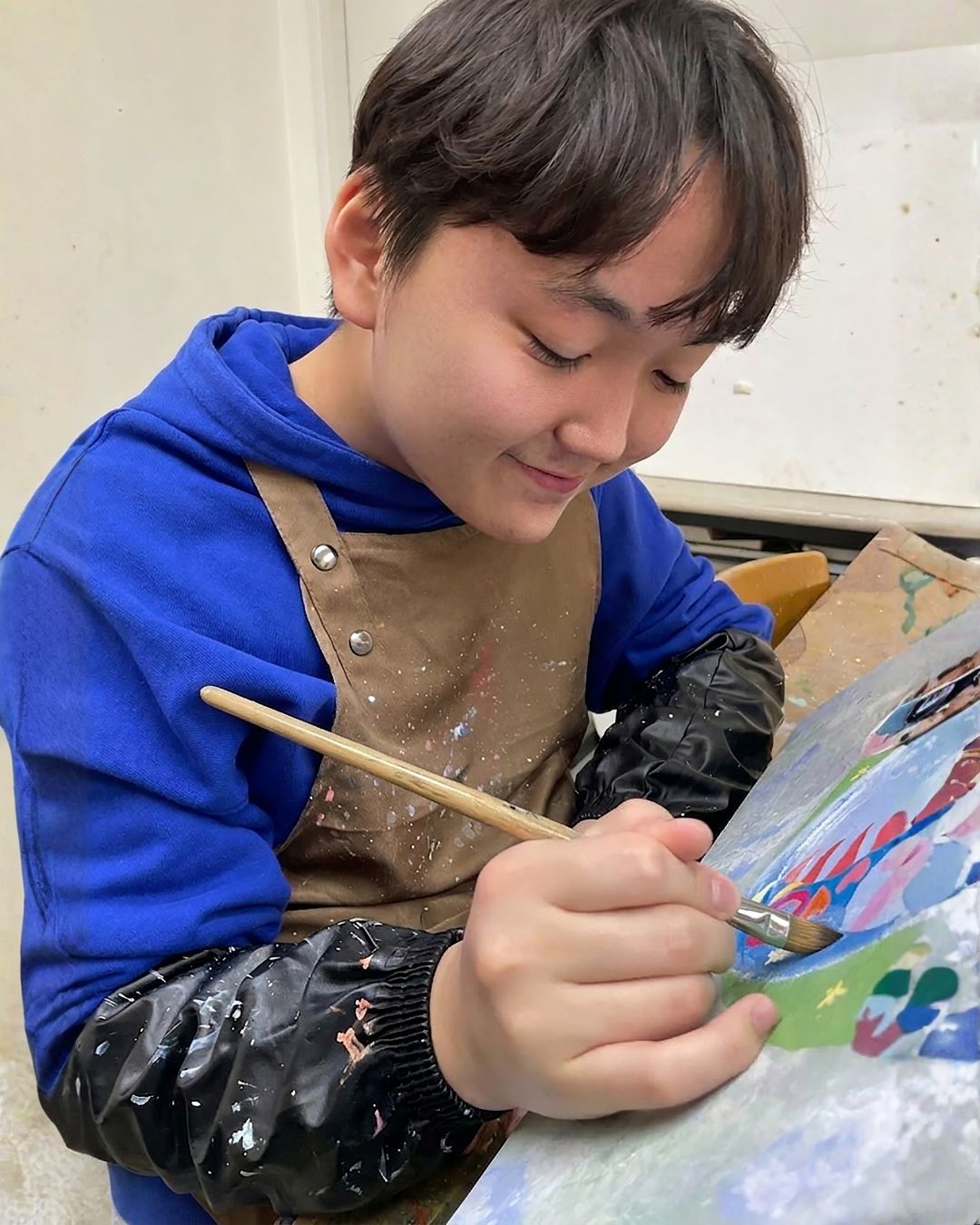 안드레 군이 자신의 화실에서 공룡 그림을 그리고 있다. 안군의 화실은 자택 안방이다. 사진 가족