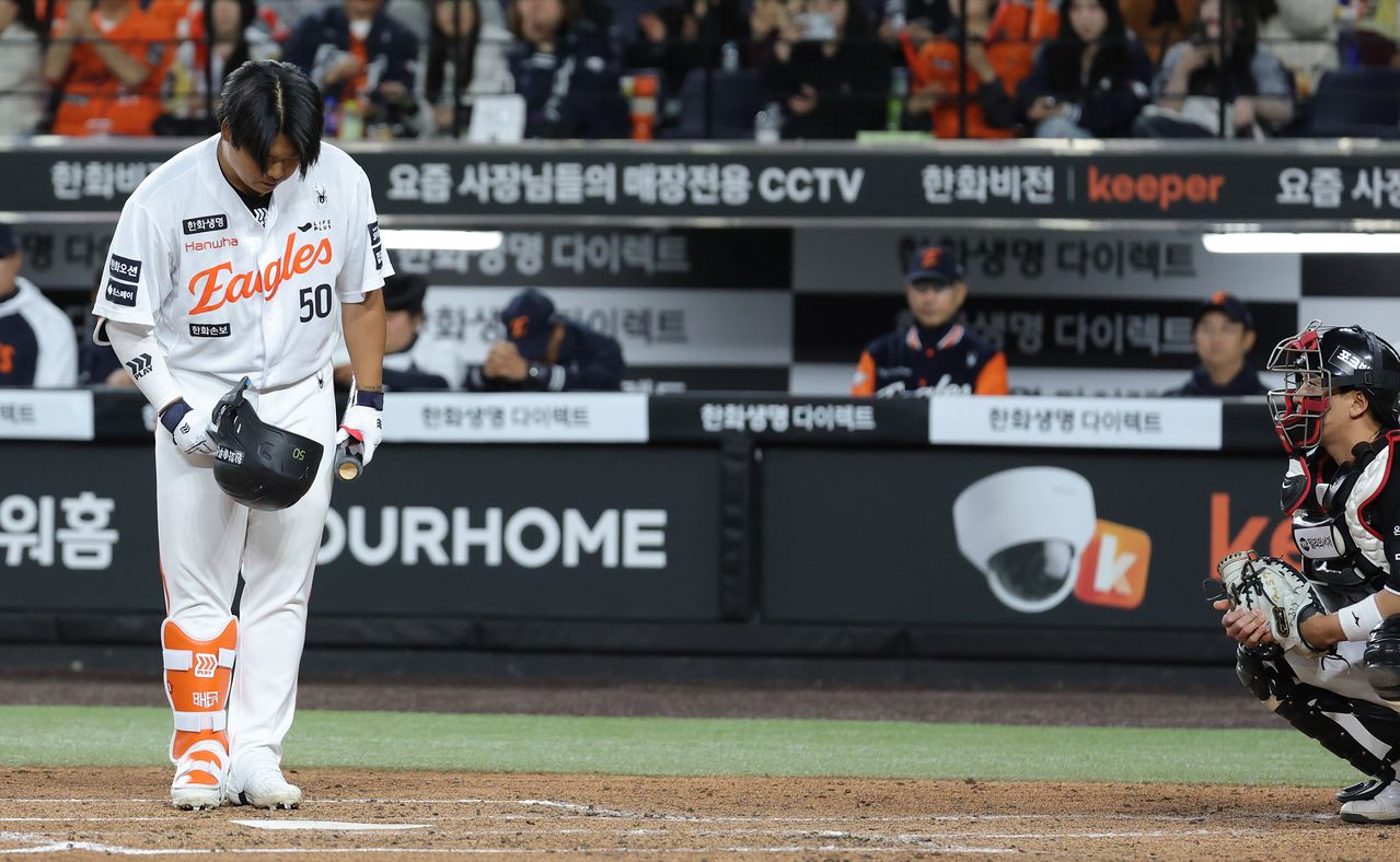 첫 타석을 앞두고 KT 원정 팬들에게 헬멧을 벗어 인사하는 한화 강백호. 뉴스1