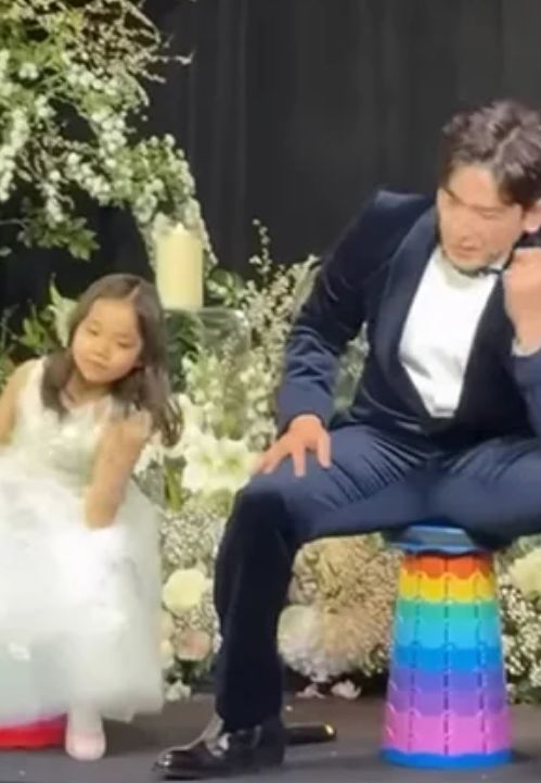 첫째 딸과 함께 의자춤을 선보이는 이민우. SNS 캡쳐