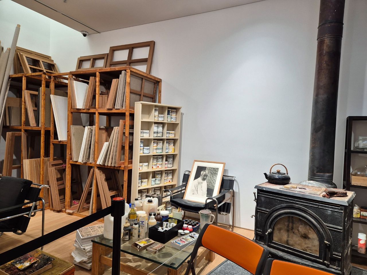 작업실에서 화가가 주로 앉아 있던 벽난로 옆 의자. 한은화 기자 