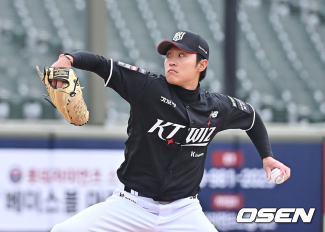 [OSEN=부산, 이석우 기자] 12일 부산 사직야구장에서 2026 신한 SOL KBO 리그 롯데 자이언츠와 KT 위즈의 시범경기가 열렸다. 이날 부산 사직과 이천, 대전, 광주, 마산 5개구장에서 막을 올렸다.KT 위즈 전용주가 역투하고 있다. 2026.03.12 / foto0307@osen.co.kr