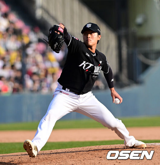 [OSEN=잠실, 지형준 기자] 29일 서울 잠실야구장에서 2026 신한 SOL KBO리그 LG 트윈스와 KT 위즈의 경기가 열렸다. 이날 LG는 임찬규, KT는 소형준을 선발로 내세웠다.8회말 KT 전용주가 역투하고 있다. 2026.03.29/ jpnews@osen.co.kr