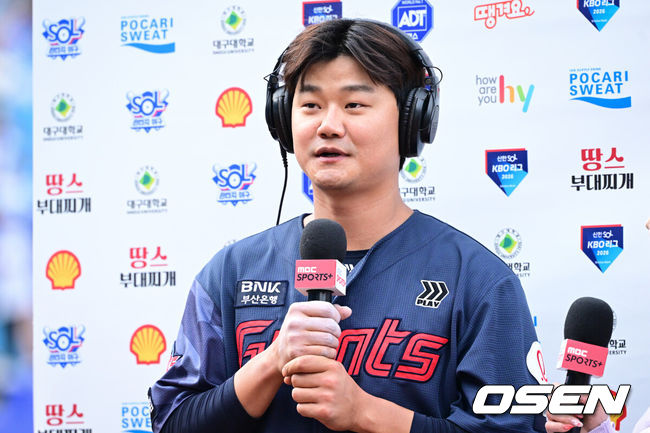 [OSEN=대구, 조은정 기자] 프로야구 롯데 자이언츠가 이틀 연속 홈런 파티를 벌이며 개막 2연전을 싹쓸이했다. 롯데는 29일 대구삼성라이온즈파크에서 열린 삼성 라이온즈와의 원정 경기에서 6-2로 승리했다. 지난 28일 삼성과의 정규 시즌 개막전에서 윤동희, 빅터 레이예스, 전준우가 홈런을 터뜨리며 6-3 승리를 거둔 데 이어 이날 경기에서도 손호영, 노진혁, 레이예스가 홈런 4개를 폭발하며 기분 좋은 승리를 가져왔다. 29일 홈런 2방을 때린 롯데 손호영이 수훈선수 인터뷰를 하고 있다. 2026.03.29 /cej@osen.co.kr