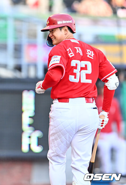 [OSEN=인천, 민경훈 기자] 28일 인천 SSG랜더스필드에서 ‘2026 신한 SOL KBO리그’ SSG 랜더스와 KIA 타이거즈의 개막전이 열렸다.이 경기에서 SSG은 KIA에 7-6로 승리했다. 개막전부터 짜릿한 끝내기 승리를 거뒀다.9회말 1사 주자 만루 SSG 김재환 타석에서 끝내기 폭투가 나오자 김재환이 환하게 웃고 있다. 2026.03.28/ rumi@osen.co.kr