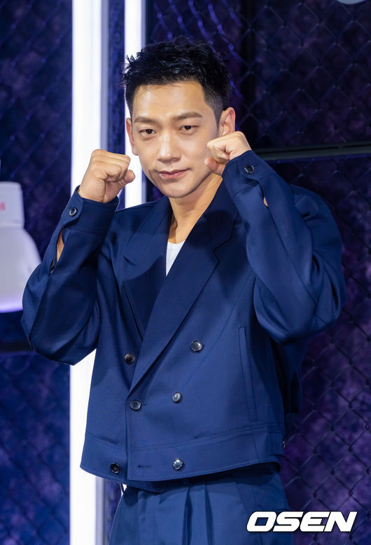 [OSEN=박준형 기자] 31일 오후 서울 중구 앰버서더 서울 풀만 호텔에서 넷플릭스 시리즈 '사냥개들' 시즌2(감독 김주환) 제작발표회가 진행됐다. 3년 만에 돌아온 ‘사냥개들’ 시즌2는 우도환과 이상이가 글로벌 불법 복싱 리그에 맞서고 정지훈이 강렬한 빌런으로 합류해 더 커진 스케일과 진화한 액션으로 통쾌한 카타르시스를 선사하는 이야기다.배우 정지훈이 포즈를 취하고 있다.   2026.03.31 / soul1014@osen.co.kr