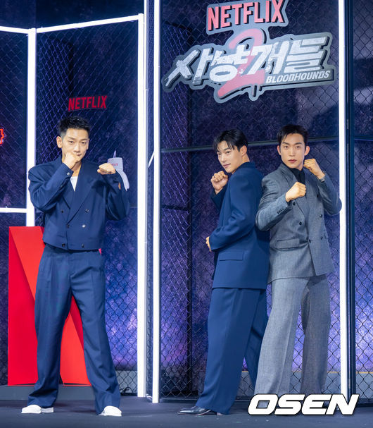 [OSEN=박준형 기자] 31일 오후 서울 중구 앰버서더 서울 풀만 호텔에서 넷플릭스 시리즈 '사냥개들' 시즌2(감독 김주환) 제작발표회가 진행됐다. 3년 만에 돌아온 ‘사냥개들’ 시즌2는 우도환과 이상이가 글로벌 불법 복싱 리그에 맞서고 정지훈이 강렬한 빌런으로 합류해 더 커진 스케일과 진화한 액션으로 통쾌한 카타르시스를 선사하는 이야기다.정지훈과 우도환, 이상이가 포즈를 취하고 있다.   2026.03.31 / soul1014@osen.co.kr