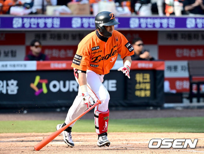 [OSEN=대전, 최규한 기자] 28일 대전 한화생명볼파크에서 ‘2026 신한 SOL KBO리그’ 개막전 한화 이글스와 키움 히어로즈의 맞대결이 열렸다.홈팀 한화는 윌켈 에르난데스, 방문팀 키움은 라울 알칸타라를 선발로 내세웠다. 7회말 무사 선두타자로 나선 한화 손아섭이 내야 땅볼을 치고 있다. 2025.03.28 / dreamer@osen.co.kr