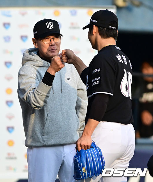 [OSEN=잠실, 지형준 기자] 프로야구 KT 위즈가 LG 트윈스 상대로 개막시리즈를 스윕했다.KT는 29일 서울 잠실구장에서 열린 2026 KBO리그 LG와 시즌 2차전에서 6-5로 승리했다. 허경민이 동점 투런 홈런을 터뜨렸고, 9회초 김현수가 좌익수 앞 땅볼로 결승타점을 올렸다. 9회말 박영현이 등판해 1점 차 리드를 지켜내며 이틀 연속 세이브를 챙겼다.KT 아강철 감독이 박영현과 승리를 기뻐하고 있다. 2026.03.29/ jpnews@osen.co.kr