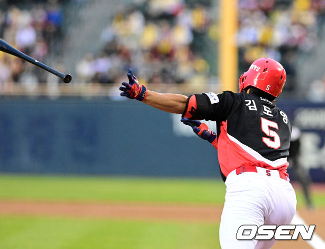 [OSEN=잠실, 지형준 기자] 31일 서울 잠실야구장에서 2026 신한 SOL KBO리그 LG 트윈스와 KIA 타이거즈즈의 경기가 열렸다. 이날 LG는 톨허스트, KIA는 아담 올러를 선발로 내세웠다.1회초 1사 2루에서 KIA 김도영이 선제 적시타를 날리고 있다. 2026.03.31/ jpnews@osen.co.kr