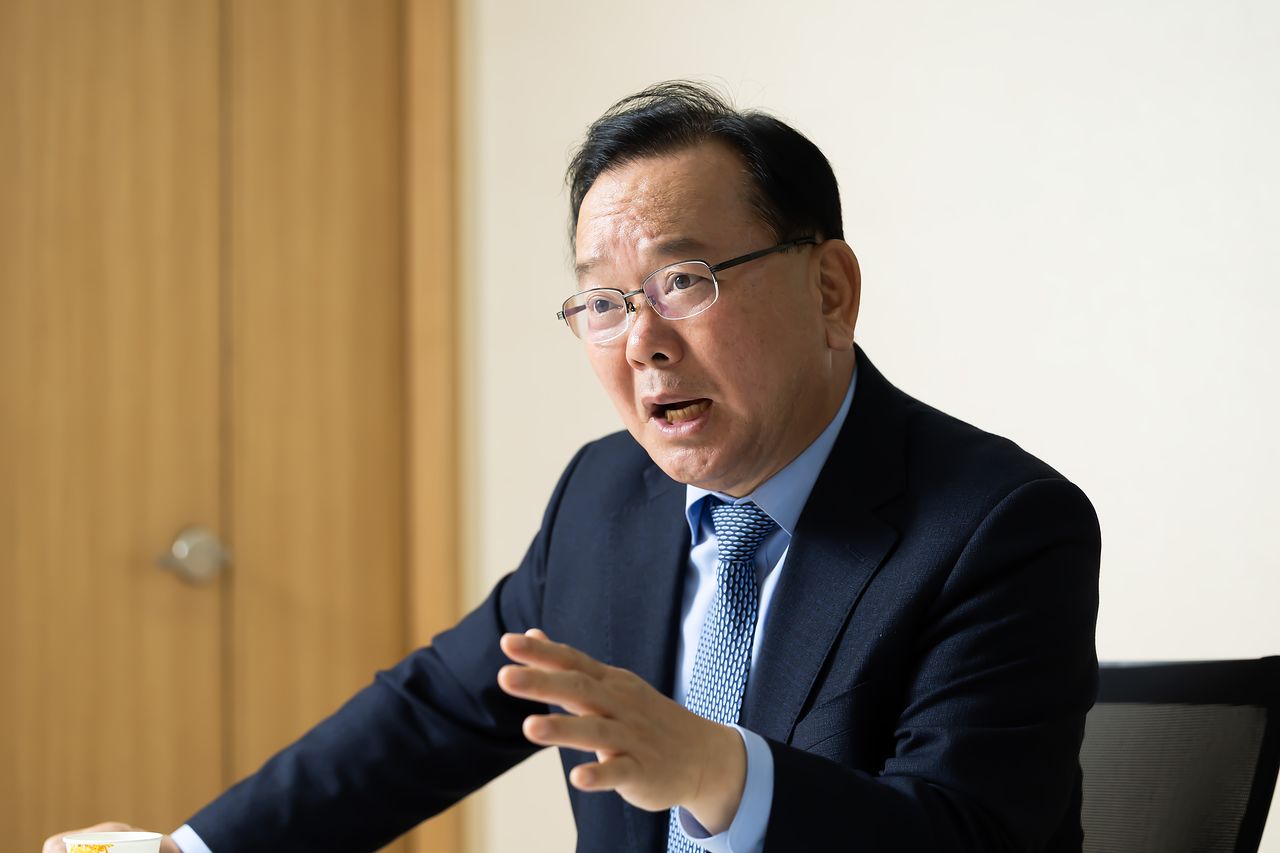 김부겸 전 국무총리는 지난 5일 방송에서 "(김 전 총리) 사모님이 (대구시장) 출마를 절대 반대한다고 한다"고 말한 송영길 전 민주당 대표 발언에 껄껄 웃으며 "집사람이 인터뷰 동안 근처 찻집에서 나를 기다리고 있다"고 했다. 그러면서 "(집사람이) 우리 나이쯤 되면 건강이 예전같지 않아 무리할 것을 걱정하긴 했다"고 덧붙였다. 우상조 기자