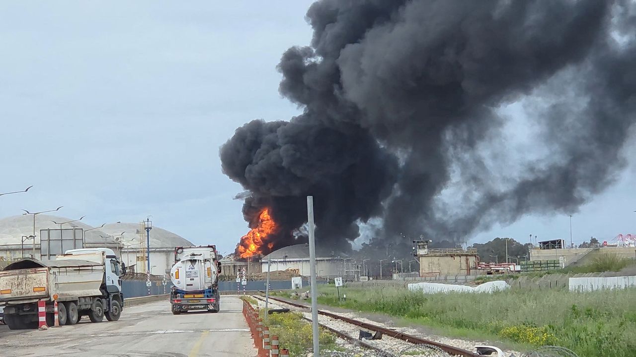 현지시간 30일 이란의 미사일 공격을 받은 이스라엘의 정유소에서 불길을 치솟고 있다. 로이터=연합뉴스