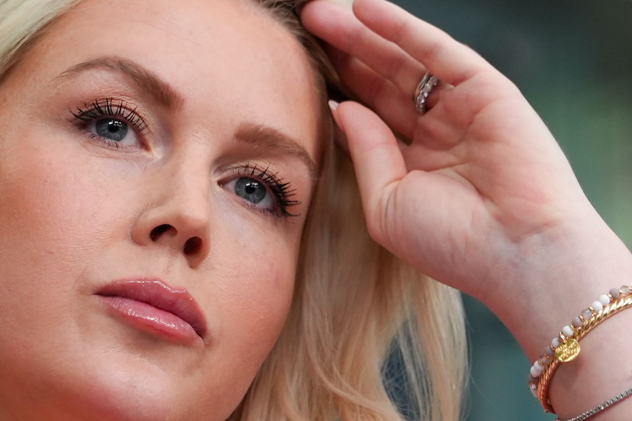 캐롤라인 리빗 백악관 대변인이 30일(현지시간) 워싱턴 백악관에서 기자들과 이야기를 나누고 있다.AP=연합뉴스