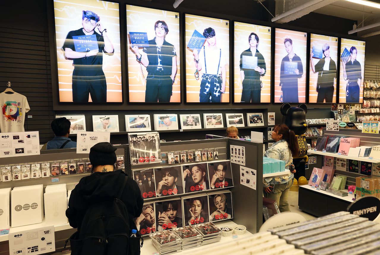 30일 서울 중구 명동의 케이팝 굿즈샵 '케이메카' 본점에서 BTS 신보 '아리랑'을 살펴보는 외국인들 모습. [사진 뉴스1]