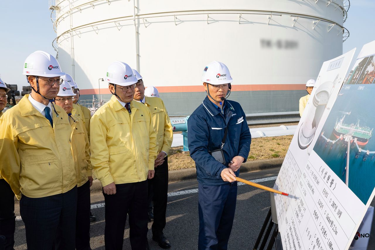 이재명 대통령이 지난 26일 오후 충남 서산 석유공사 서산비축기지를 찾아 현장 담당자의 브리핑을 듣고 있다. 청와대사진기자단
