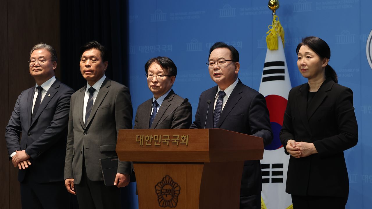 김부겸 전 총리는 30일 서울 여의도 국회 소통관에서 대구시장 출마선언을 했다. 민주당 공천 실무와 선거 전략을 도맡은 조승래 사무총장과 이연희 전략기획위원장, 경북 영천 출신의 권칠승 의원 등이 동행했다. 뉴스1