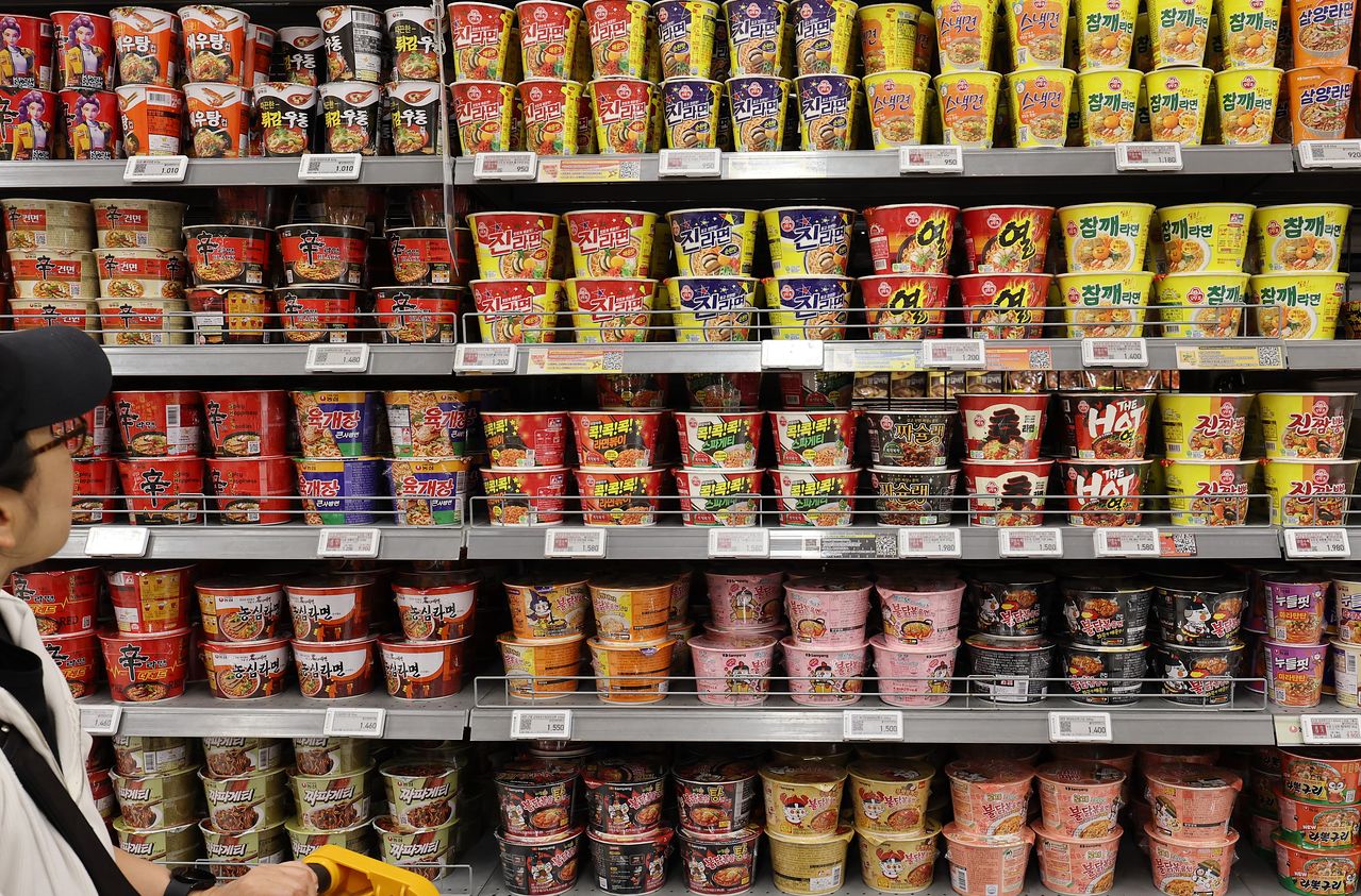 식품업계는 나프타 쇼크로 인해 비상 대응에 나섰다. 연합뉴스 