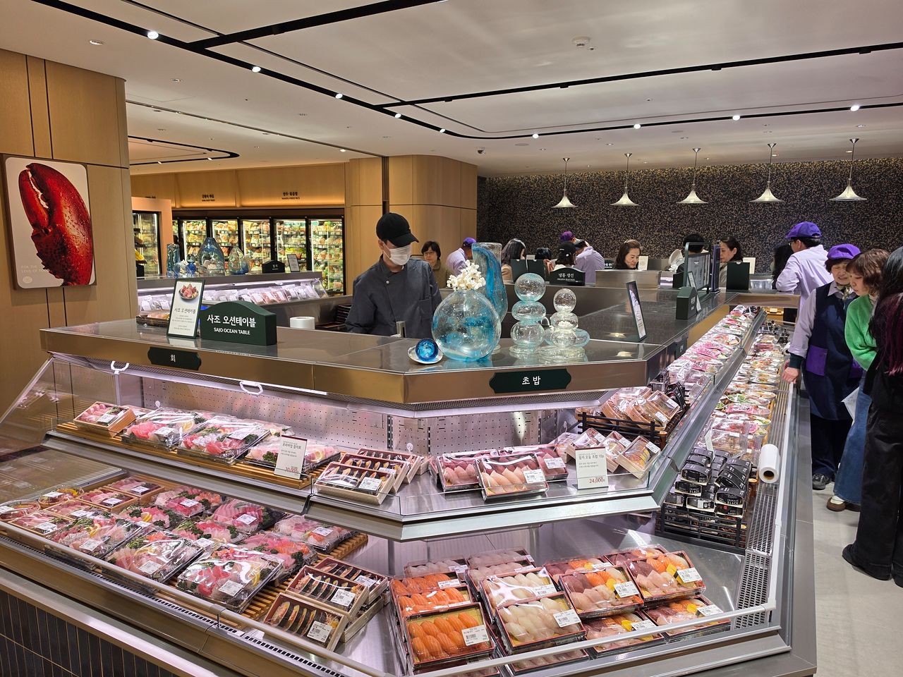 31일 오픈한 롯데백화점 노원점 레피세리 매장 내 수산코너. 고객이 원하는 생선을 고르면 바로 회를 뜨고 초밥으로 만들어 주는 서비스도 제공한다. 사진 롯데백화점