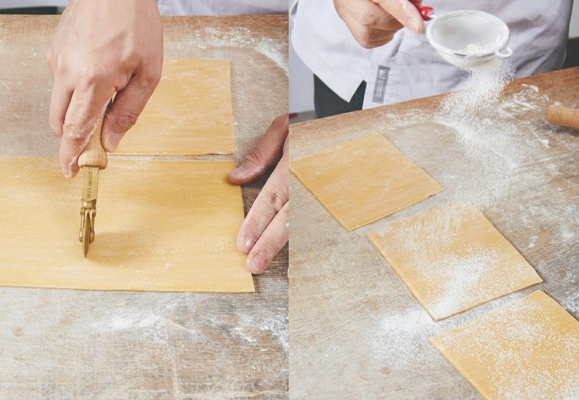 휴지한 반죽은 밀대를 이용해 얇게 밀어 편 후 라자냐 접시 크기에 맞춰 자른다. 사진 더테이블