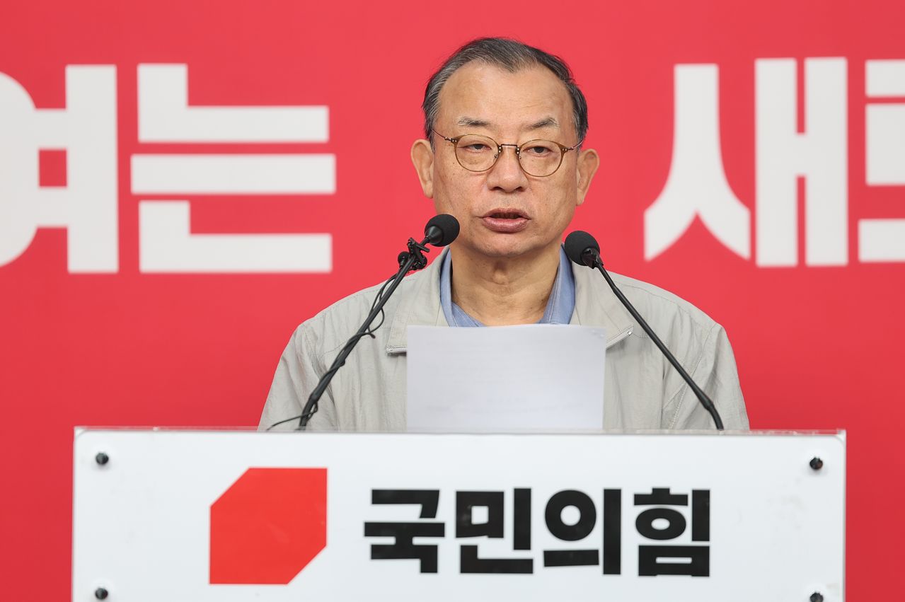 이정현 국민의힘 공천관리위원장이 31일 서울 여의도 중앙당사에서 50만 이상 도시 경선 결과를 발표하고 있다.  뉴스1