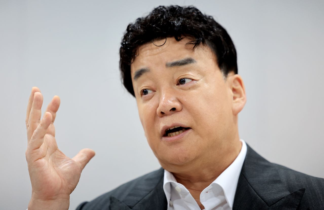 백종원 더본코리아 대표가 31일 서울 서초구 더본코리아별관에서 열린 기자간담회에서 취재진 질문에 답변하고 있다. 뉴스1
