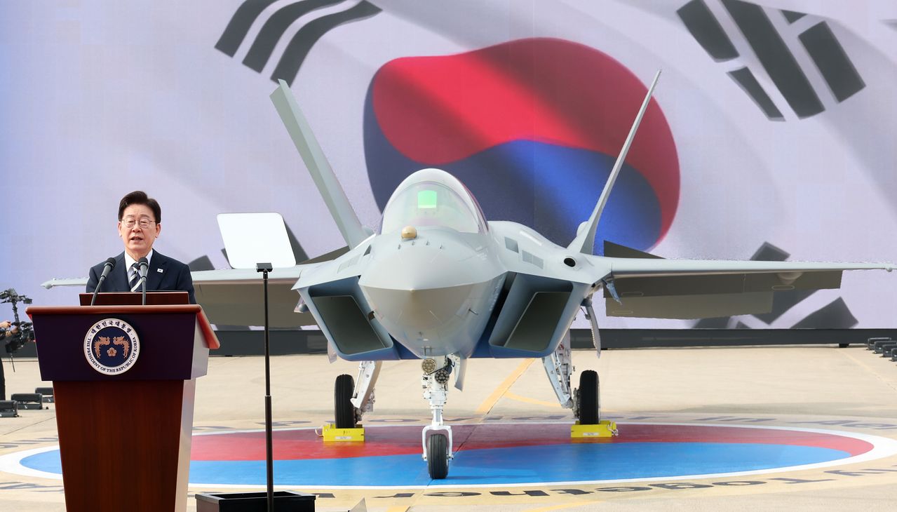 이재명 대통령이 지난 25일 경남 사천시 KAI(한국항공우주)에서 열린 KF-21 양산 1호기 출고식에서 격려사를 하고 있다. 청와대사진기자단