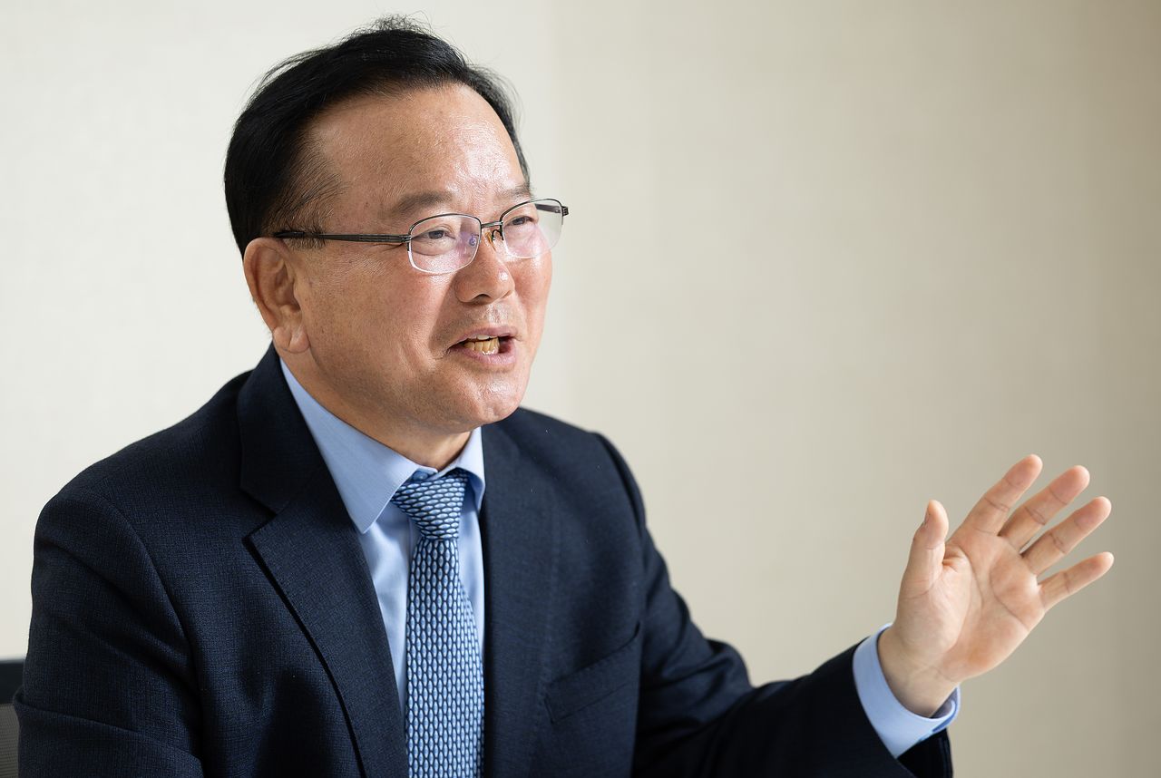 김부겸 전 국무총리가 29일 서울 서초구의 한 사무실에서 중앙일보와 인터뷰하고 있다. 김 전 총리는 앉자마자 "대구 시민들한테 내가 쓰임새가 있을지, 그 쓰임새가 있으면 써 달라는 이야기를 할 것"이라고 했다. 우상조 기자