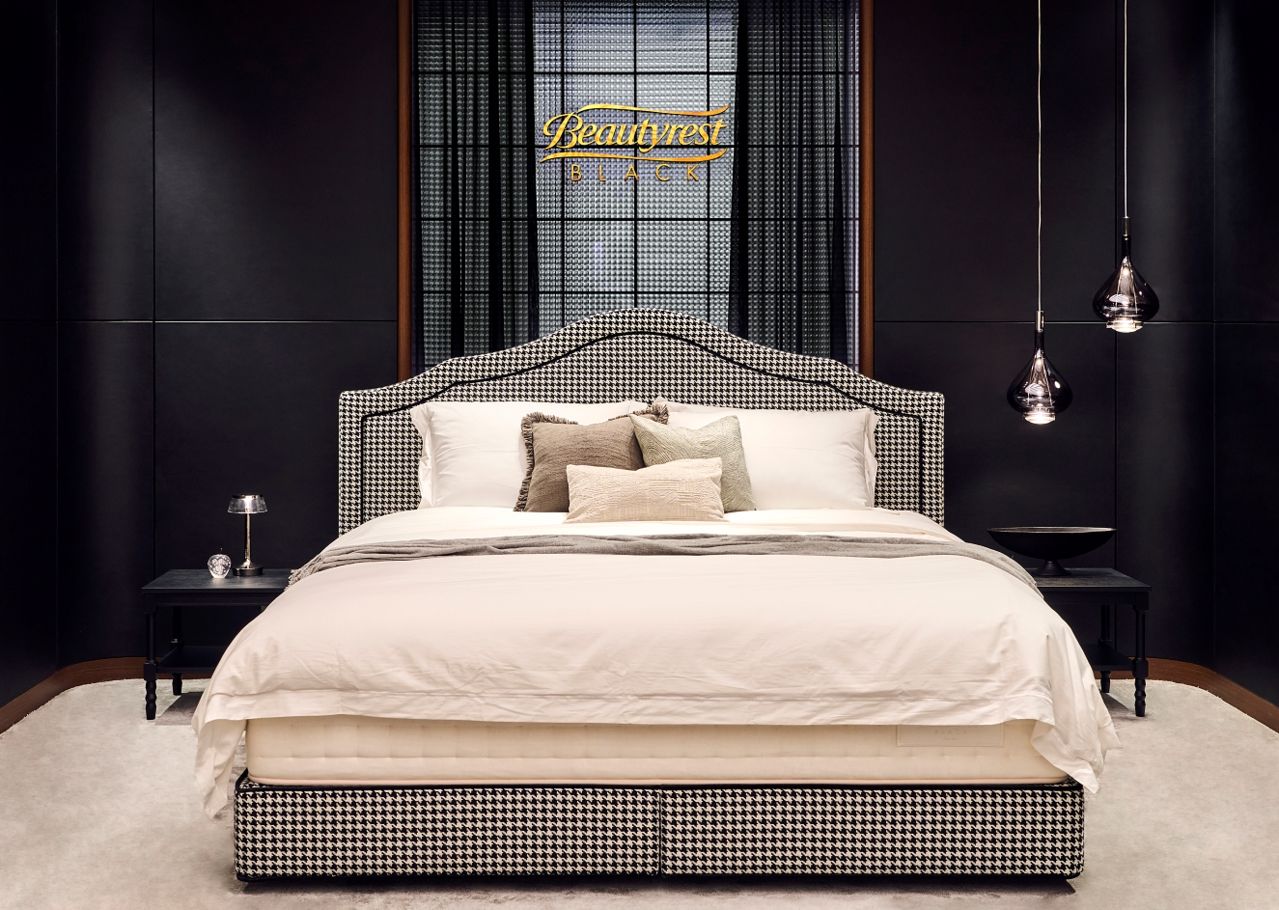 침대 업계 소비 트렌드가 '하이엔드 VS 가성비'로 양극화하는 가운데, 시몬스의 1000만원 이상 최상위 라인인 ‘뷰티레스트 블랙’이 2016년 출시 이후 지난해까지 매년 두 자릿수 성장세를 이어가고 있다. 사진 시몬스