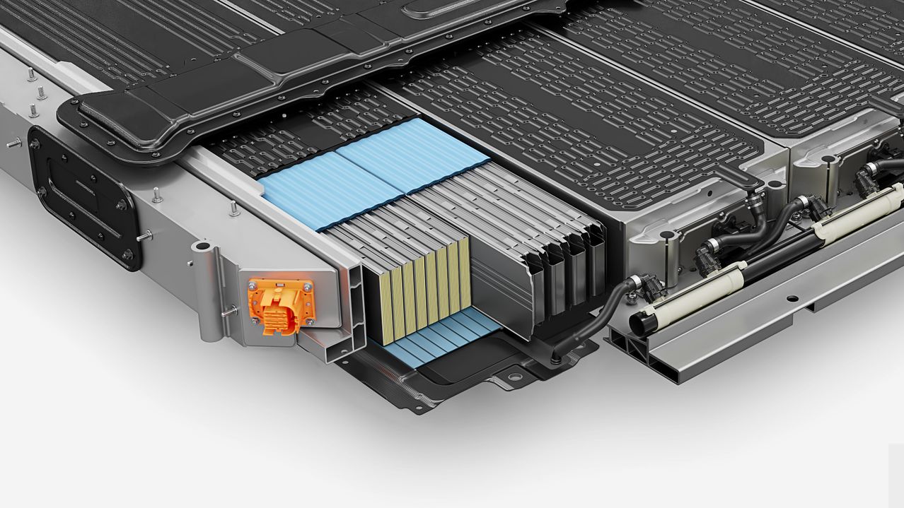 '카이엔 일렉트릭'은 급속 충전을 지원해 약 16분 만에 배터리를 10%에서 80%까지 끌어올릴 수 있으며, 처음으로 무선 충전 방식도 적용했다. 사진 포르쉐