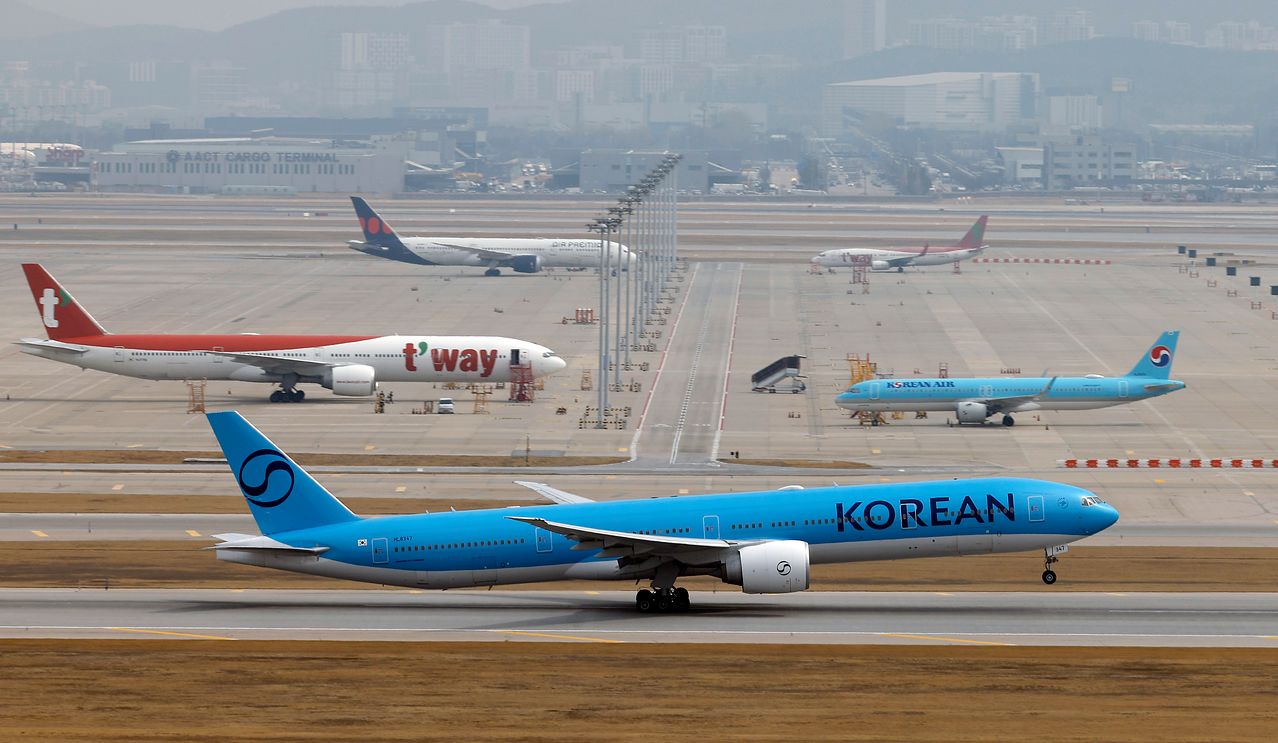 중동 사태로 국제유가와 환율이 오르면서 비용 부담이 커진 항공사들이 운항편을 줄이고 요금을 인상하는 등의 대책이 나오고 있는 가운데 30일 인천국제공항 계류장에서 대한항공 항공기가 이륙을 위해 이동하고 있다. 뉴스1